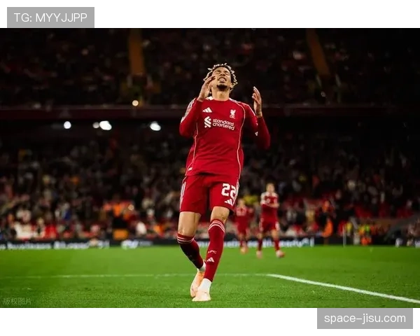 埃基蒂克无对抗伤退，担架离场双手捂脸